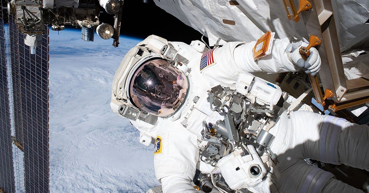 Астронавт Эндрю Морган во время выхода в открытый космос, для ремонта магнитного альфа спектрометра