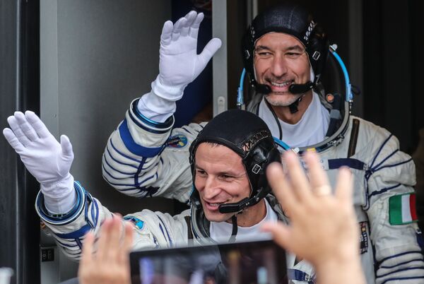 Астронавт NASA Эндрю Морган и астронавт ESA Лука Пармитано перед стартом Астронавт NASA Эндрю Морган и астронавт ESA Лука Пармитано перед стартом