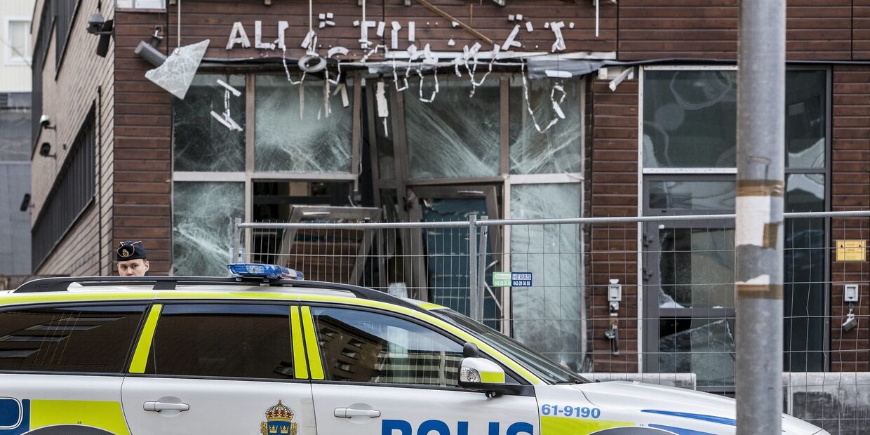 Полицейская машина у разрушенного взрывом магазина, Мальмё, Швеция