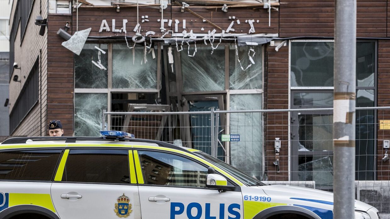 Полицейская машина у разрушенного взрывом магазина, Мальмё, Швеция