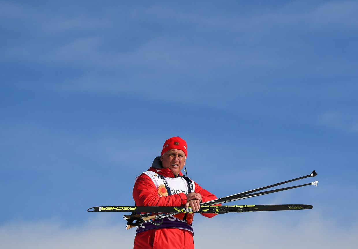 Тренер сборной России по лыжным гонкам Юрий Бородавко во время соревнований по лыжным гонкам