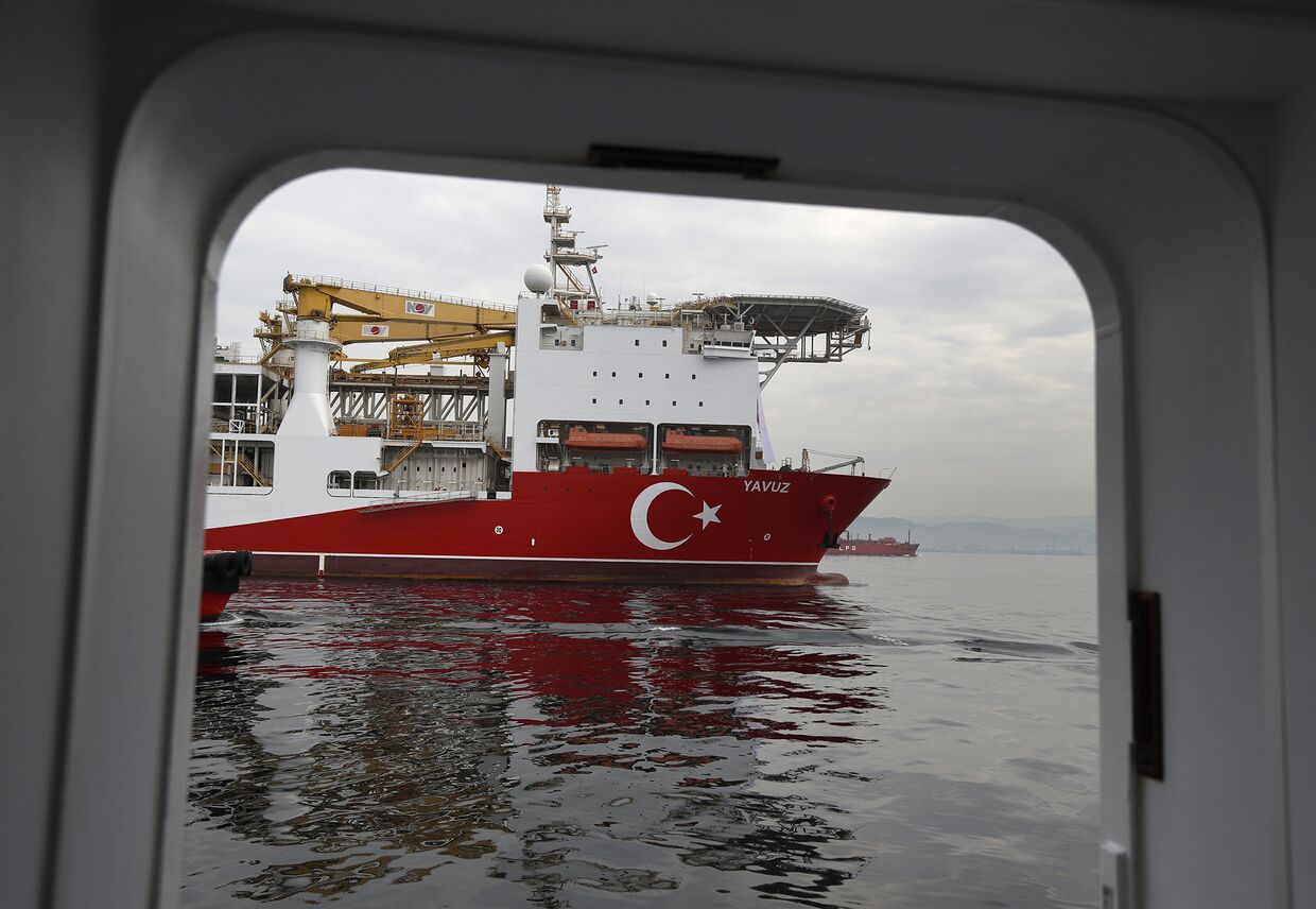 Турецкое буровое судно на пути в Средиземное море