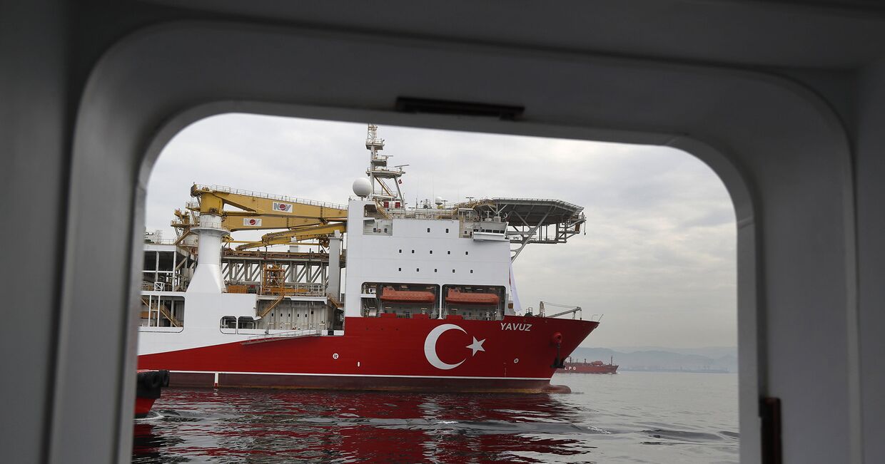 Турецкое буровое судно на пути в Средиземное море