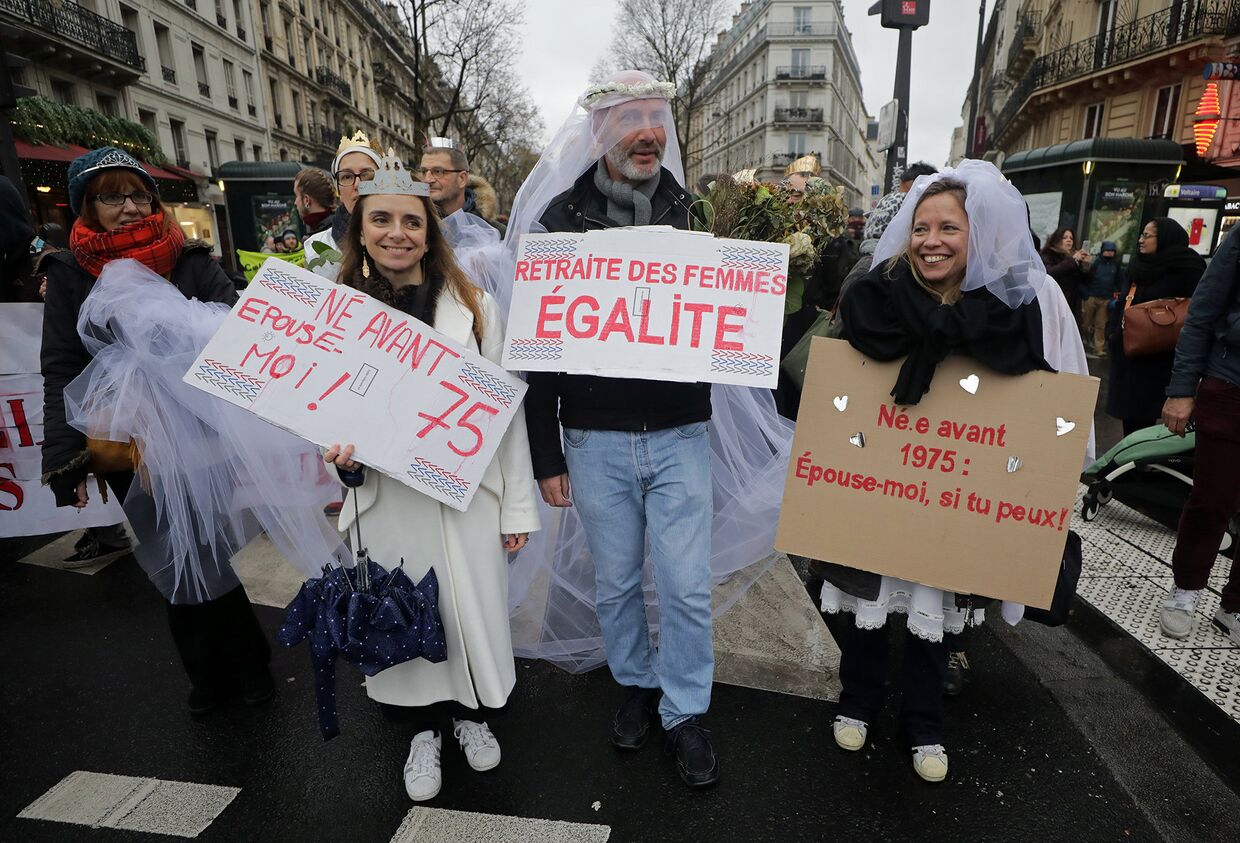 Участники акции протеста против пенсеонной реформы в Париже, Франция