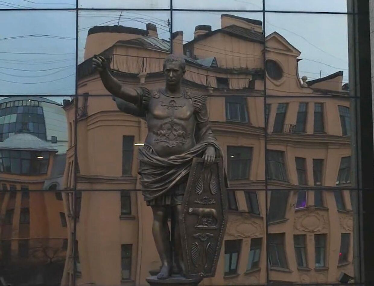 В Петербурге установили статую римского императора с лицом Путина