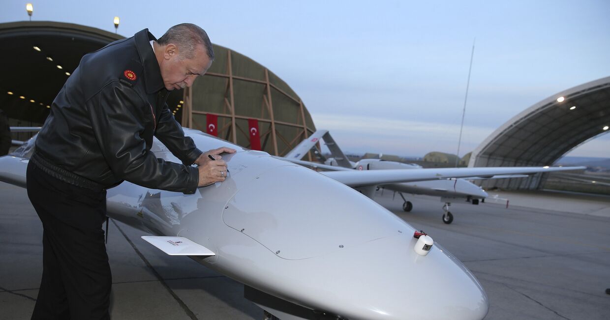 Президент Турции Реджеп Тайип Эрдоган на военной авиабазе в Батмане, Турция