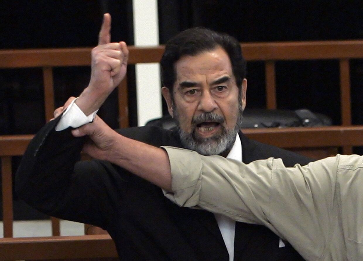 Бывший президент Ирака Саддам Хусейн в зале суда