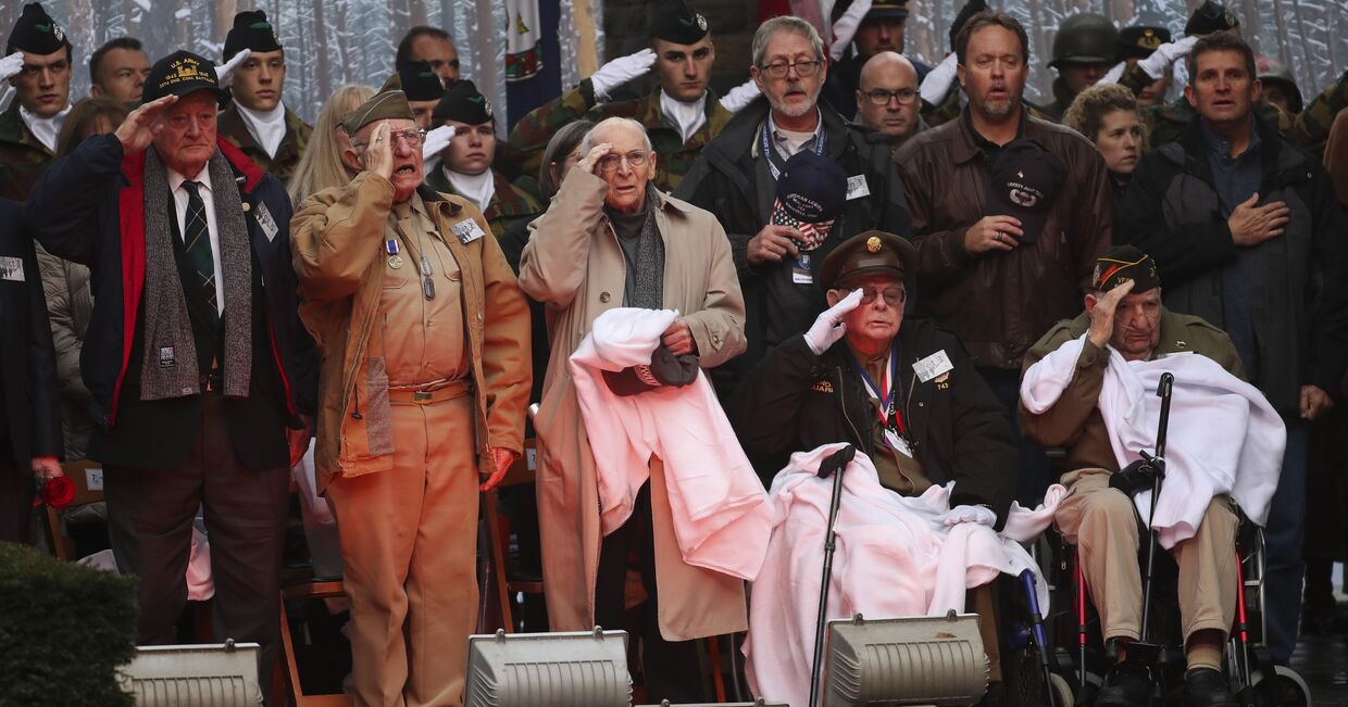 Американские ветераны во время церемонии в честь 75-й годовщины Арденнской операции в Бастони, Бельгия