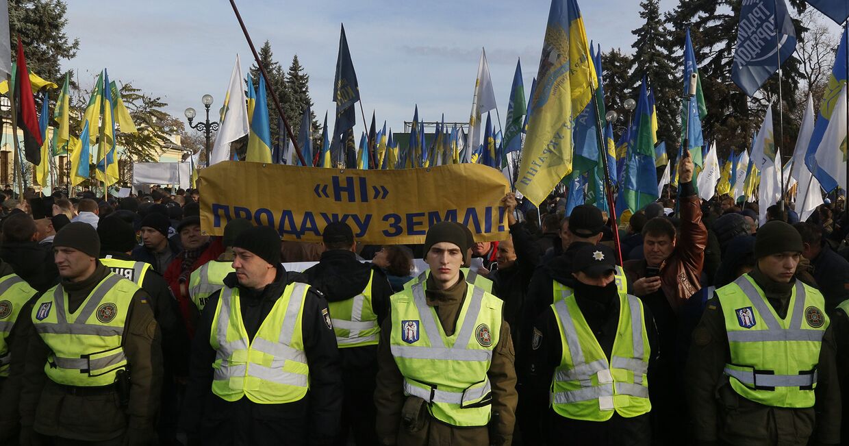Участники акции протеста против продажи земли в Киеве, Украина