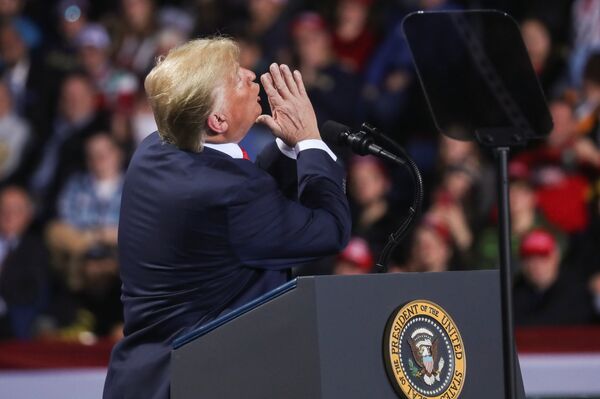 Президент США Дональд Трамп во время выступления в Батл-Крике, штат Мичиган Президент США Дональд Трамп во время выступления в Батл-Крике, штат Мичиган