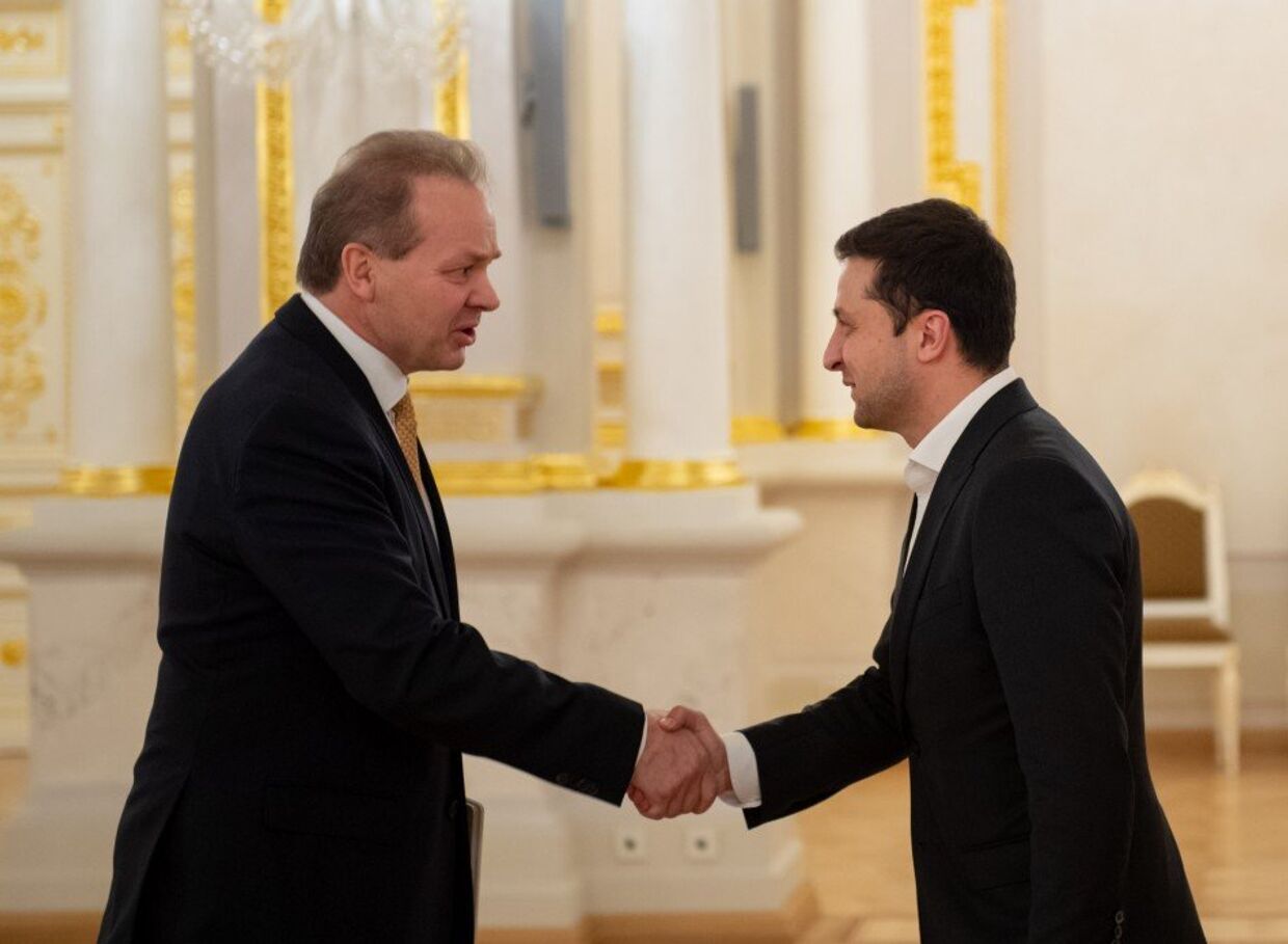 Президент Украины Владимир Зеленский и посол Швейцарии Клод Вильд