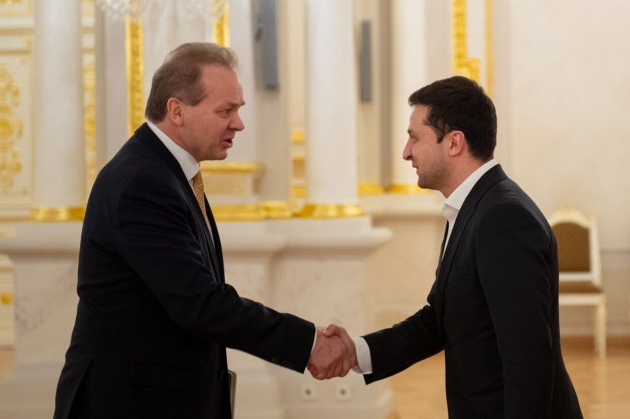 Президент Украины Владимир Зеленский и посол Швейцарии Клод Вильд
