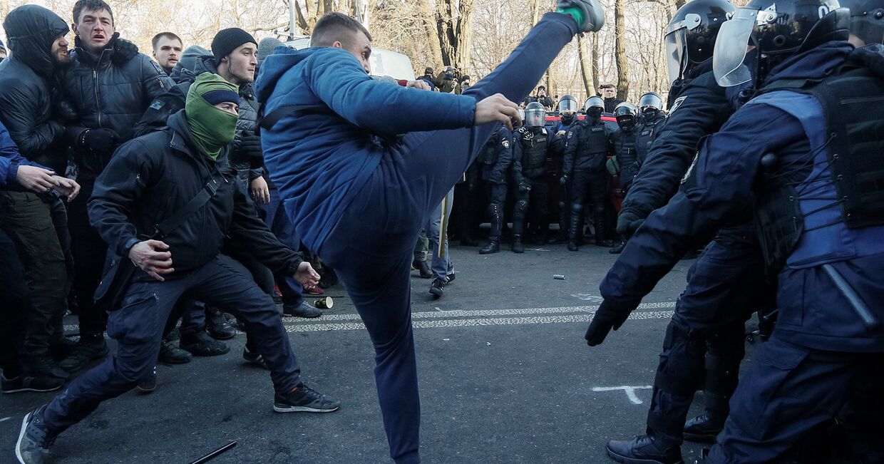 Столкновения с полицией во время акции протеста против земельной реформы в Киеве, Украина