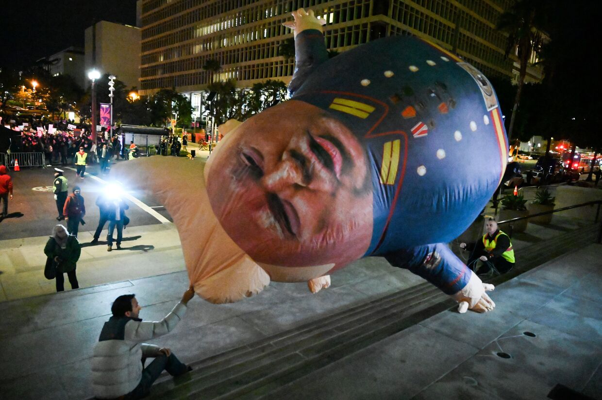 Протестующие требуют импичмента президента Дональда Трампа, Лос-Анжелес, США