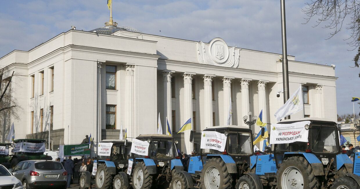 Участники акции протеста против продажи земли перед зданием парламента в Киеве, Украина