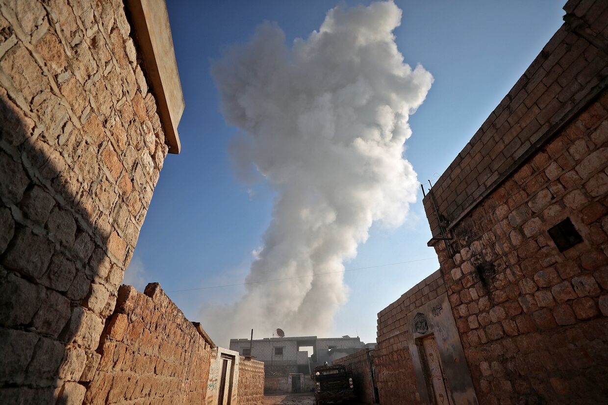 Дым, после авиаударов в деревне Тал-Мардих в сирийской провинции Идлиб