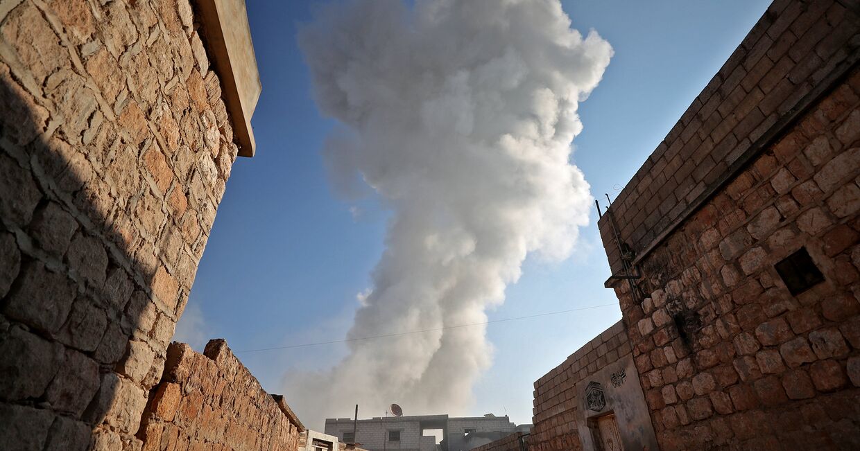 Дым, после авиаударов в деревне Тал-Мардих в сирийской провинции Идлиб