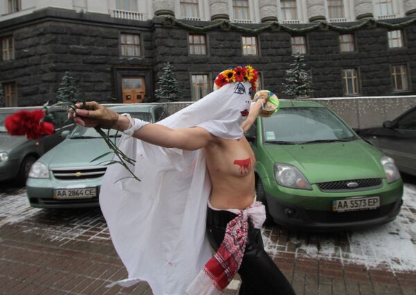 Акция организации FEMEN у здания Кабинета Министров в Киеве, Украина Акция организации FEMEN у здания Кабинета Министров в Киеве, Украина