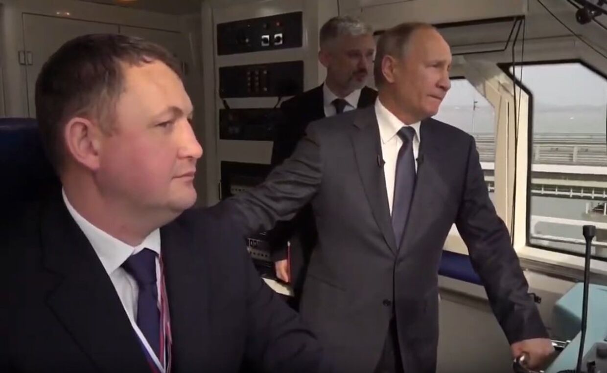 Путин проехал на поезде по Керченскому мосту