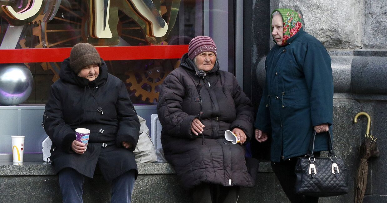Пожилые женщины попрошайничают в центре Киева