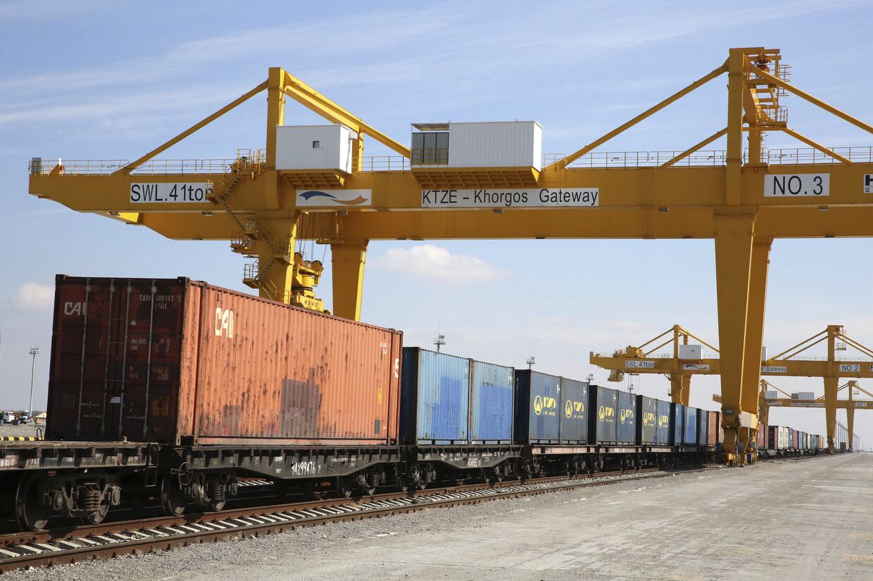 Железнодорожные пути в Хоргосе на границе Казахстана и Китая