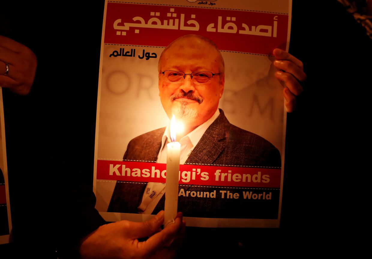 Демонстрант держит плакат с изображением саудовского журналиста Джамаля Хашогги у здания консульства Саудовской Аравии в Стамбуле