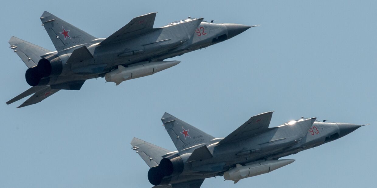 Истребители МиГ-31 с гиперзвуковыми ракетами Кинжал