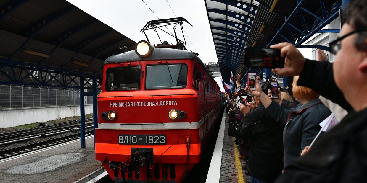 Прибытие пассажирского поезда Таврия в Крым