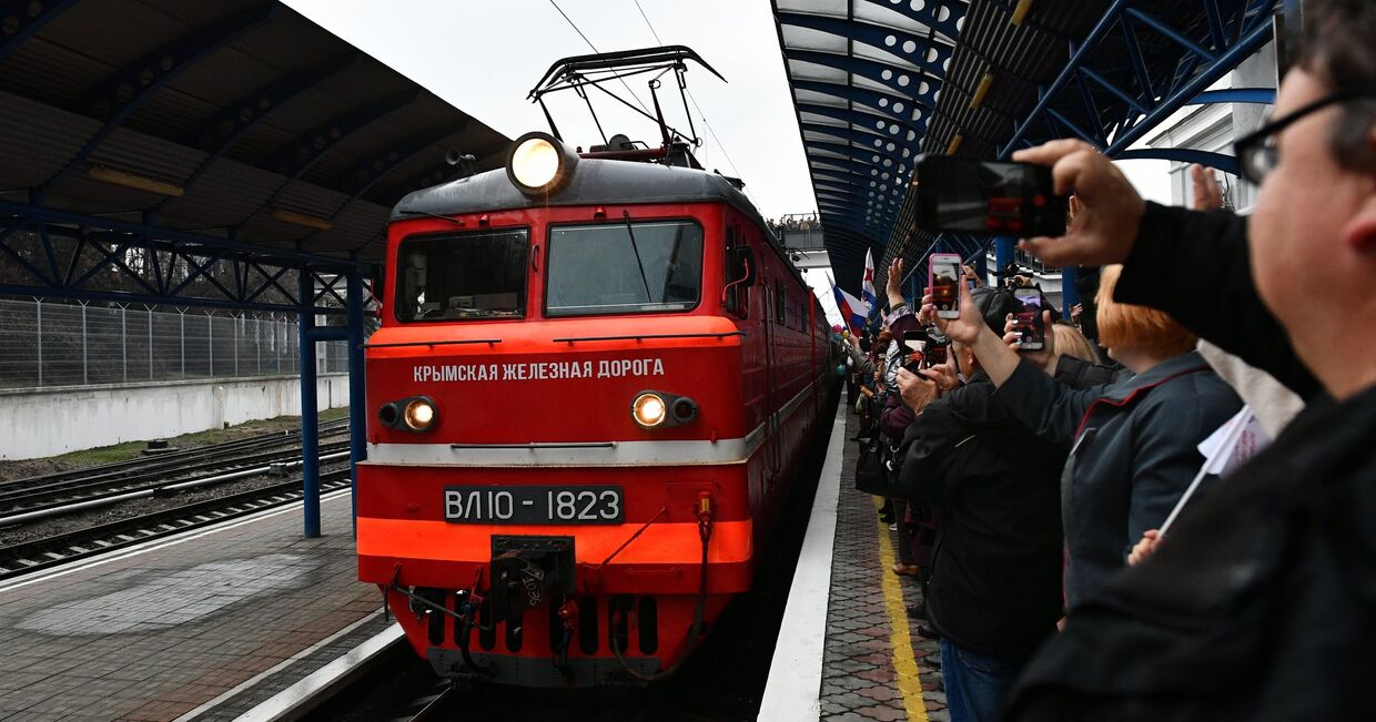 Прибытие пассажирского поезда Таврия в Крым