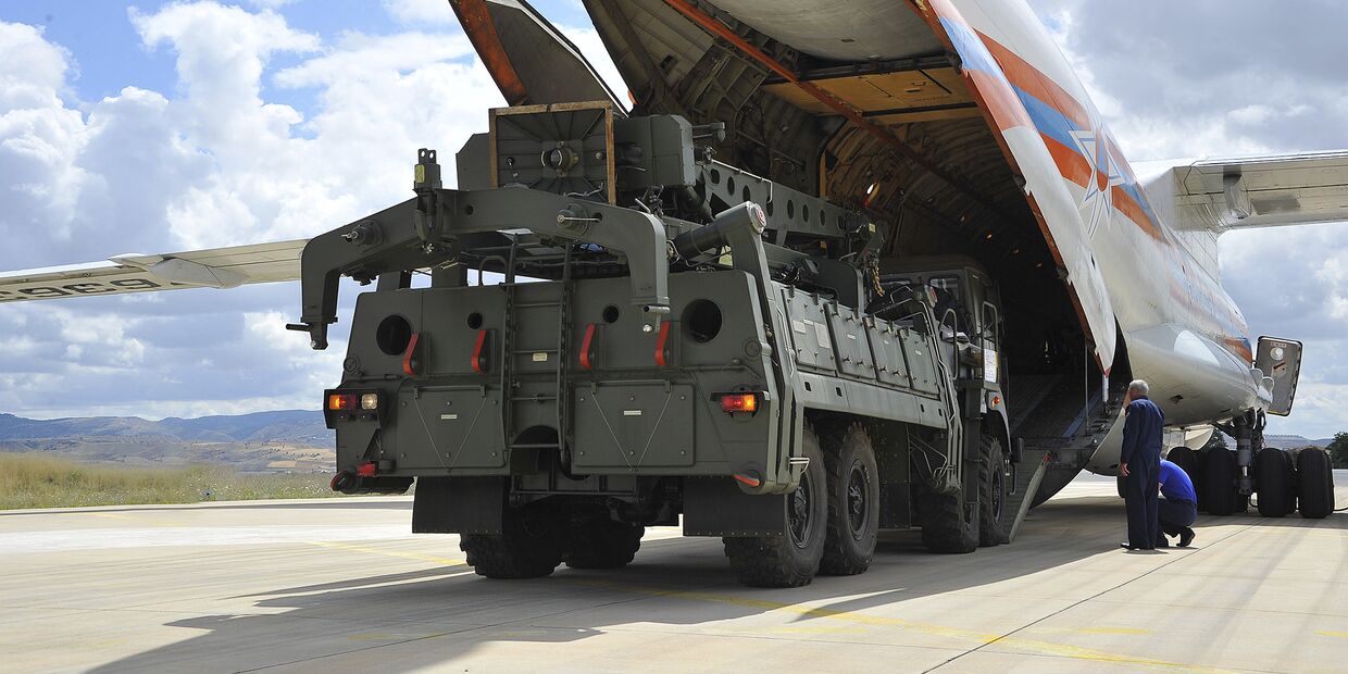 Российский транспортный самолет, перевозящий системы ПВО С-400 в военном аэропорту Муртед под Анкарой, Турция