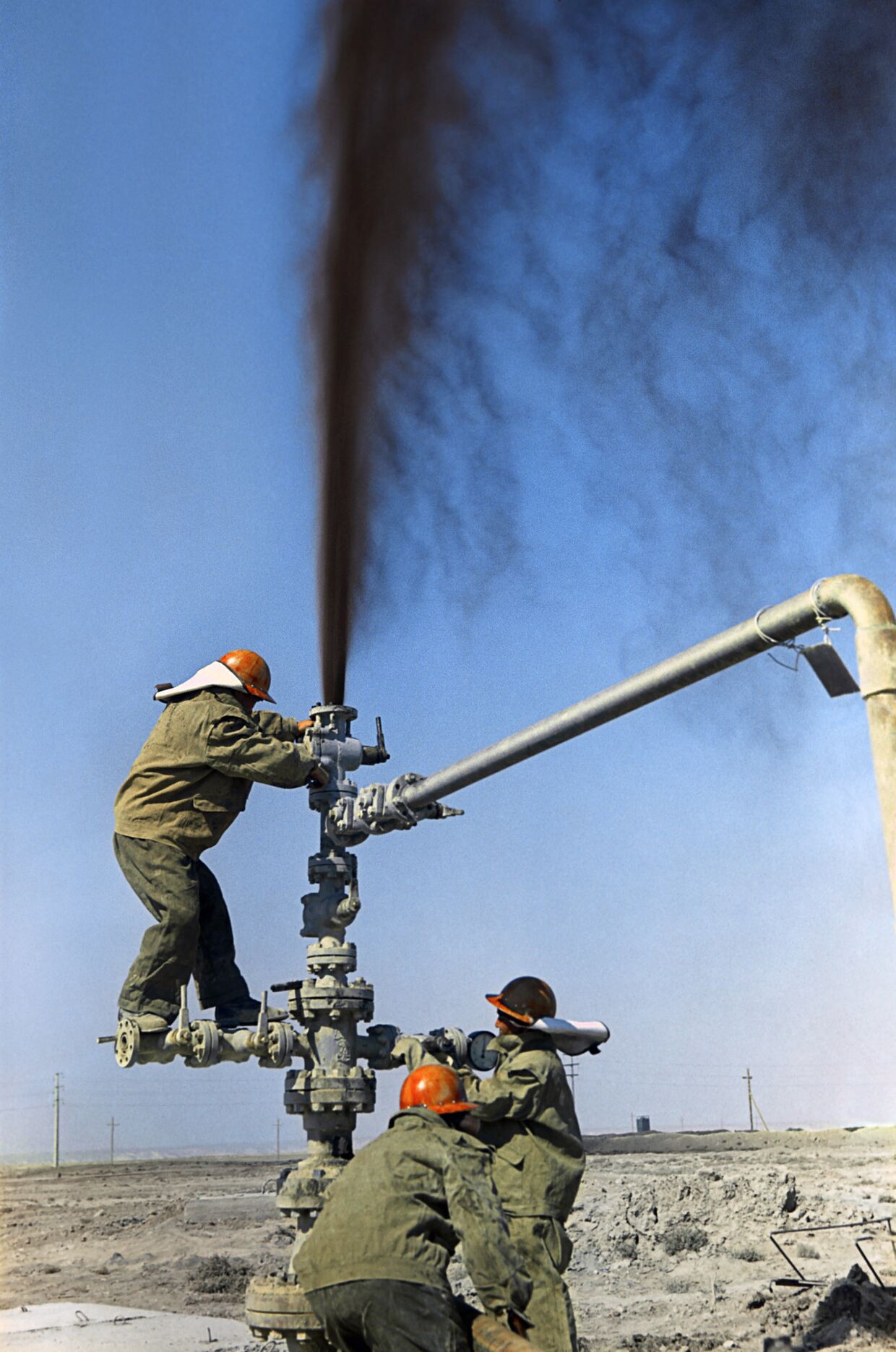 Нефтяники ставят заглушку на нефтяной фонтан