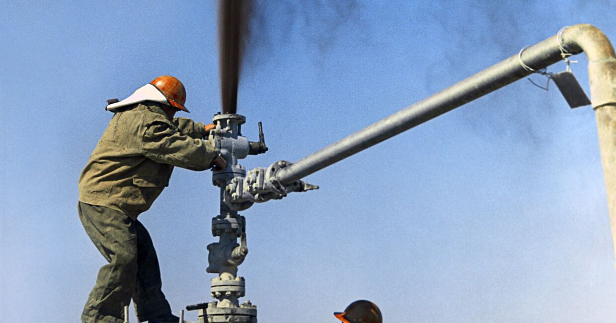 Нефтяники ставят заглушку на нефтяной фонтан