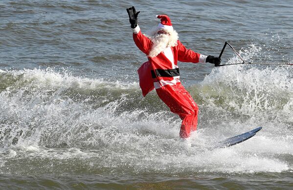 Санта-Клаус на водных лыжах в США