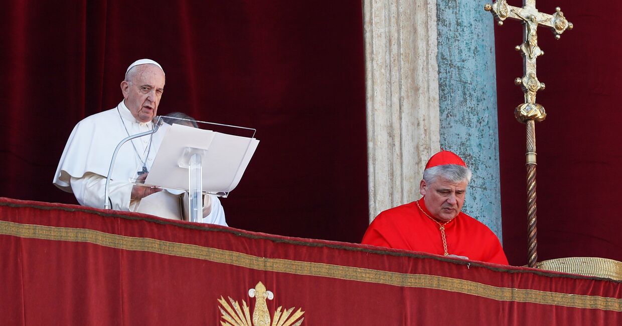 Папа Римский Франциск произносит Рождественское послание