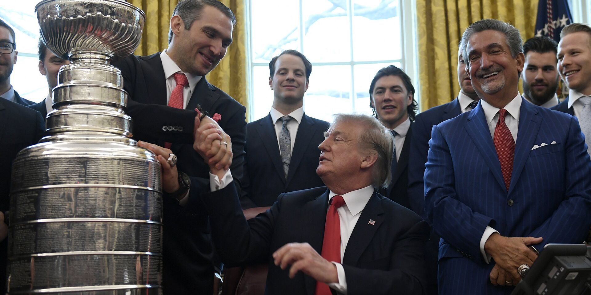 Президент Дональд Трамп пожимает руку Александру Овечкину  - ИноСМИ, 1920, 21.03.2025