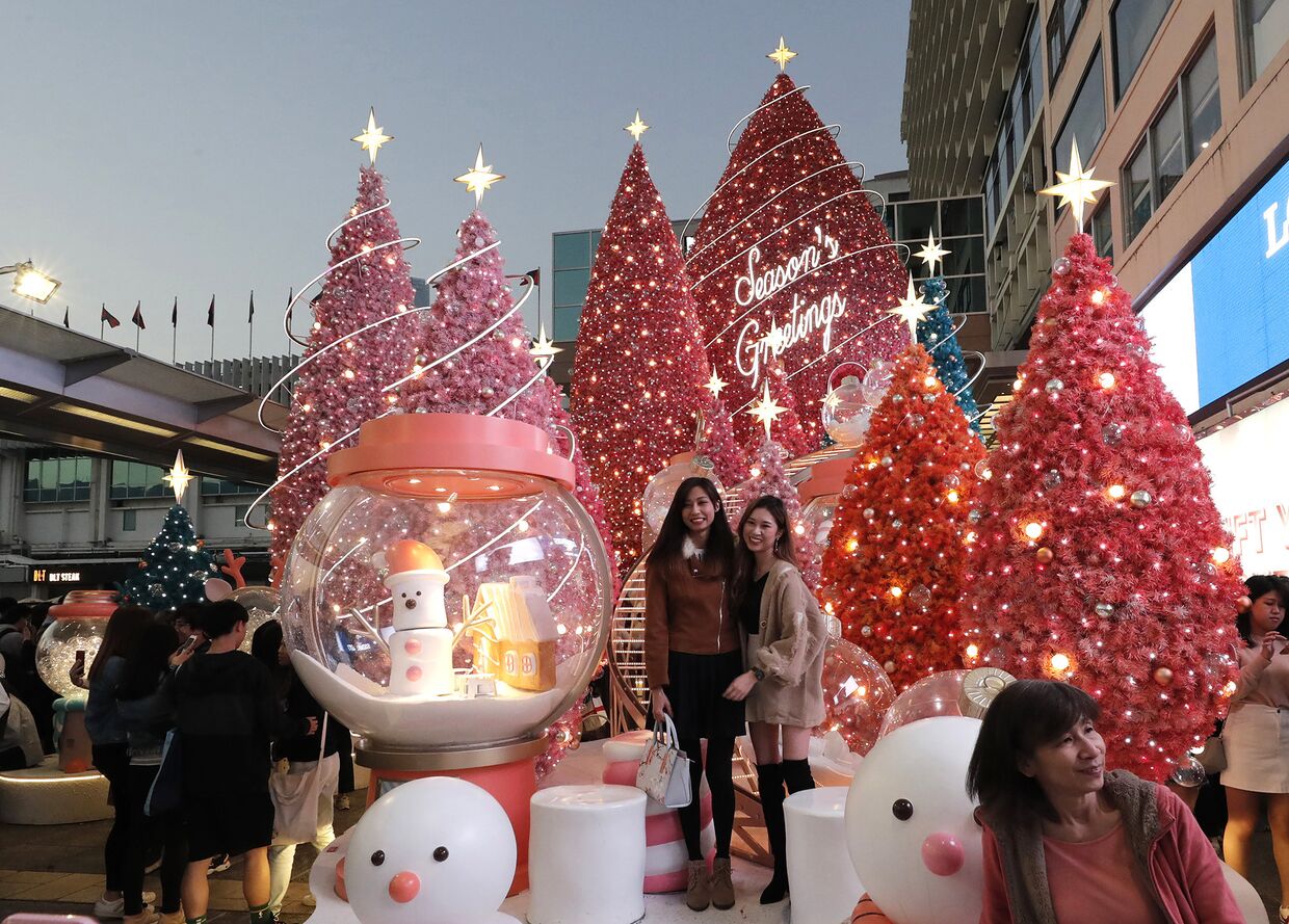 Рождественские елки в торговом центре Harbour City в Гонконге