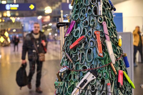 Рождественская елка из предметов конфискованных у пассажиров во время досмотра в аэропорту Вильнюса