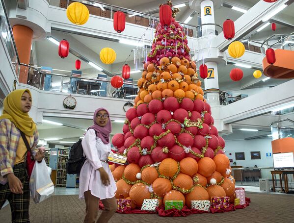 Рождественская елка в университете Сурабая, Индонезия
