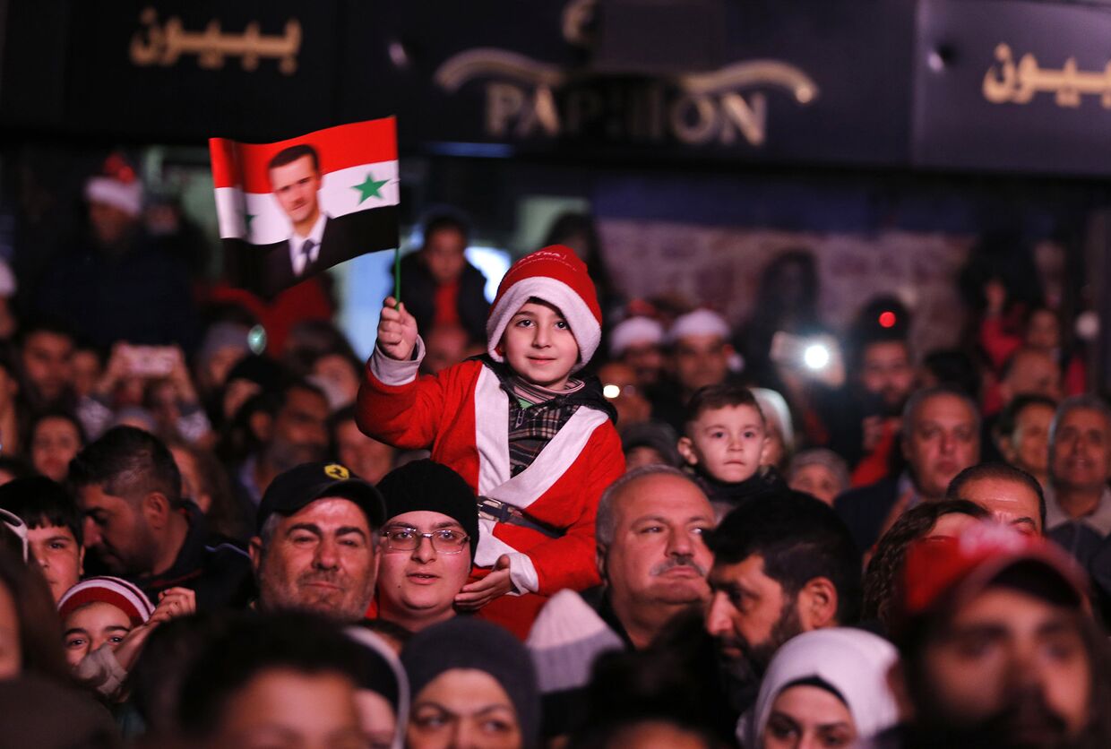 Жители Дамаска празднуют Рождество в центре города