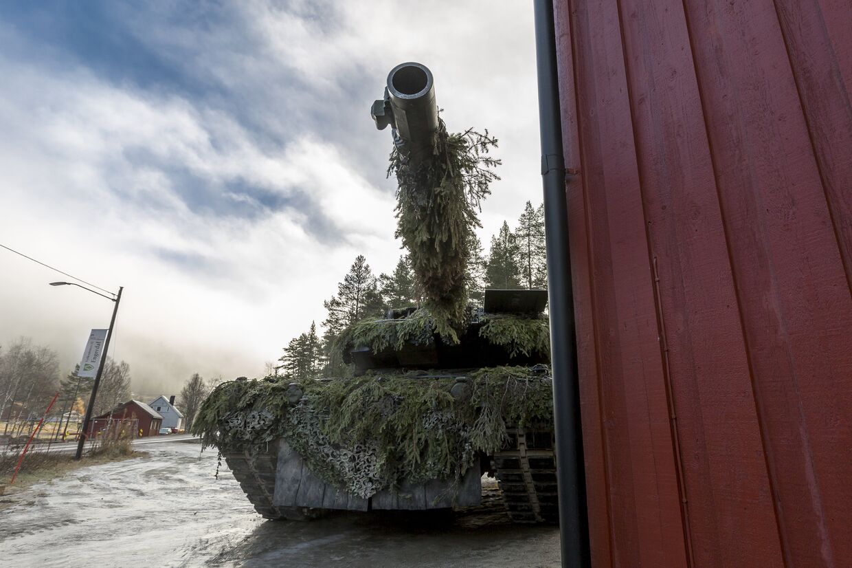 Замаскированный танк на учениях НАТО «Единый трезубец», в которых также участвовали вооруженные силы Швеции и Финляндии