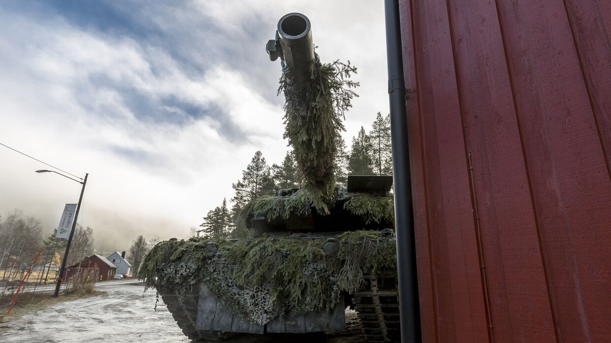 Замаскированный танк на учениях НАТО «Единый трезубец», в которых также участвовали вооруженные силы Швеции и Финляндии
