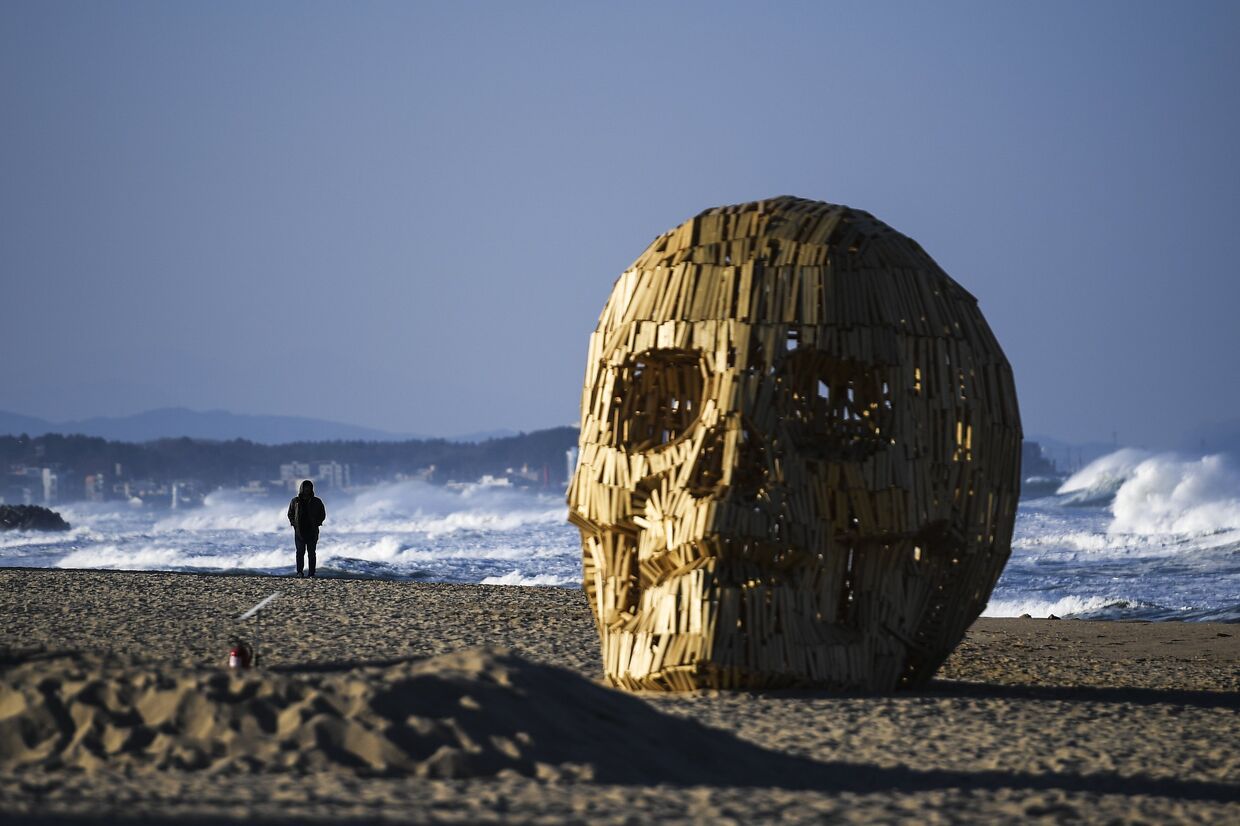 Арт-объект в виде человеческого черепа на пляже Кёнпо рядом с Олимпийской деревней в Канныне, Южная Корея