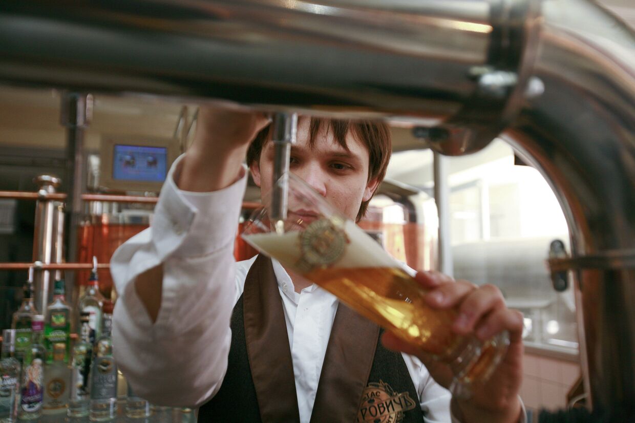 Бармен работает в частной пивоварне-ресторане Петрович в Ставрополе