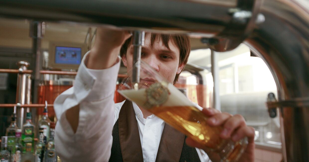 Бармен работает в частной пивоварне-ресторане Петрович в Ставрополе