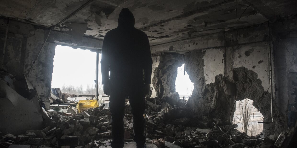 Мужчина в разрушенном доме в Киевском районе Донецка