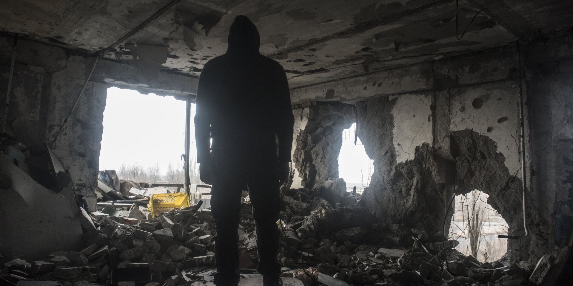 Мужчина в разрушенном доме в Киевском районе Донецка - ИноСМИ, 1920, 25.11.2021