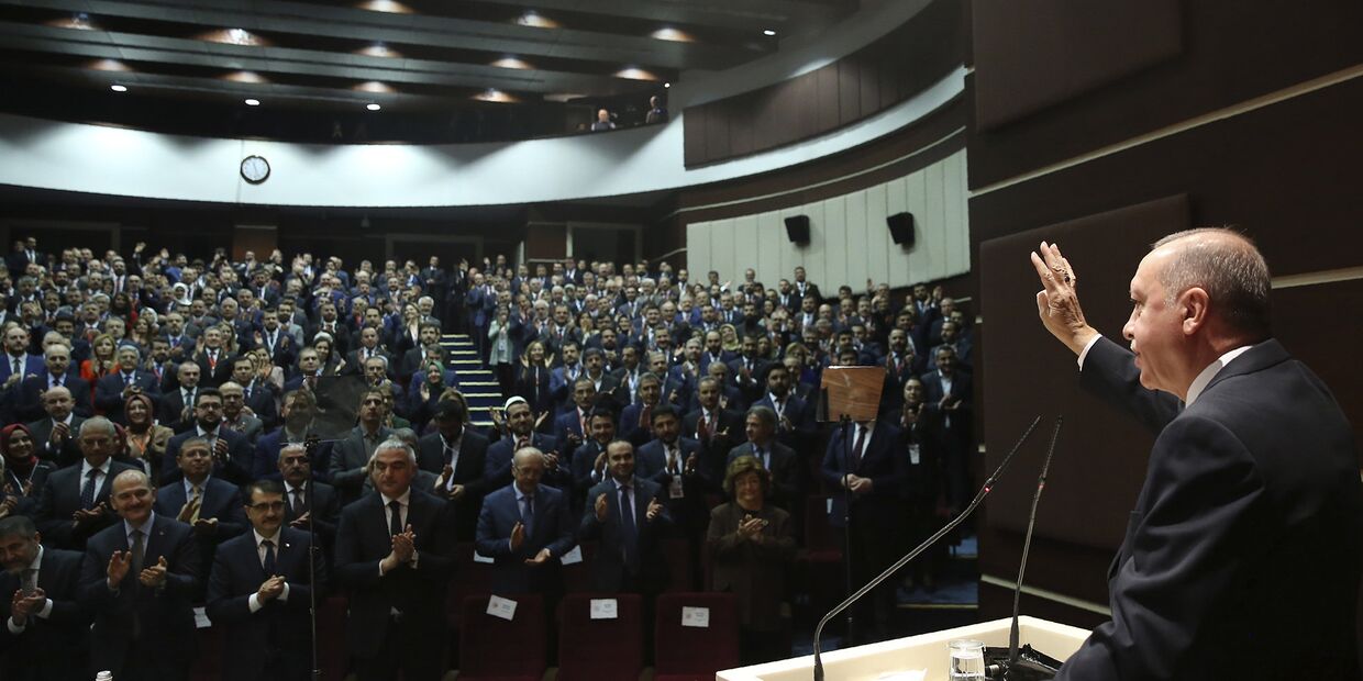 Президент Турции Реджеп Тайип Эрдоган выступает в парламенте в Анкаре, Турция