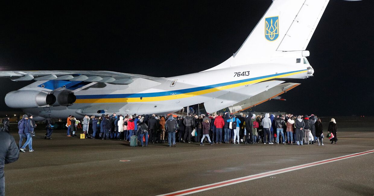 Украинские военнопленные, переданные в результате обмена представителями Донецкой и Луганской народных республик, в аэропорту Борисполь