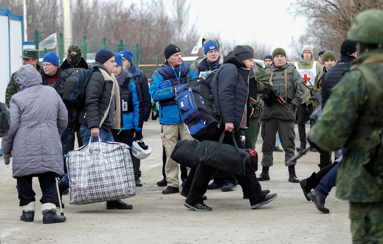 Обмен военнопленными между ДНР, ЛНР и Украиной в Донецкой области возле пункта пропуска Майорск в Донецкой области