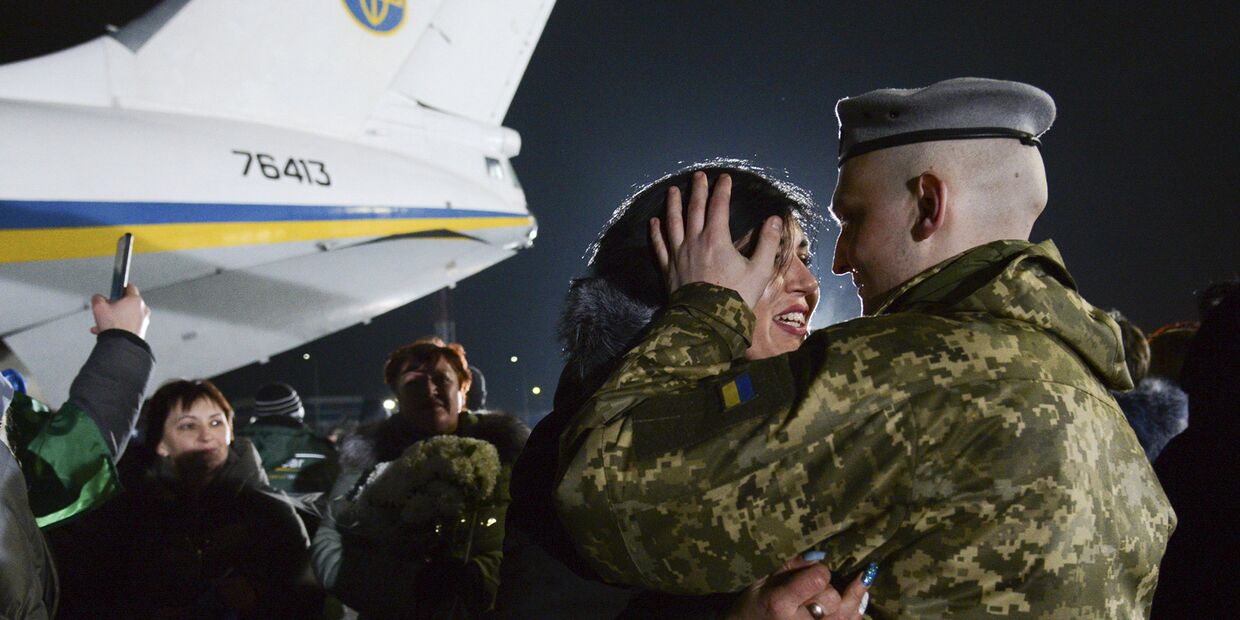 Украинские военнопленные, переданные в результате обмена представителями Донецкой и Луганской народных республик, в аэропорту Борисполь